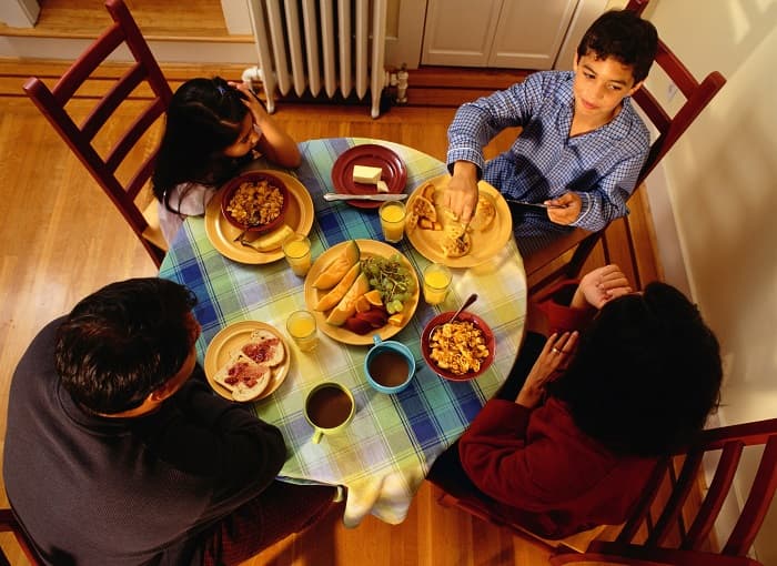 Help build kids' self-esteem with family dinners.