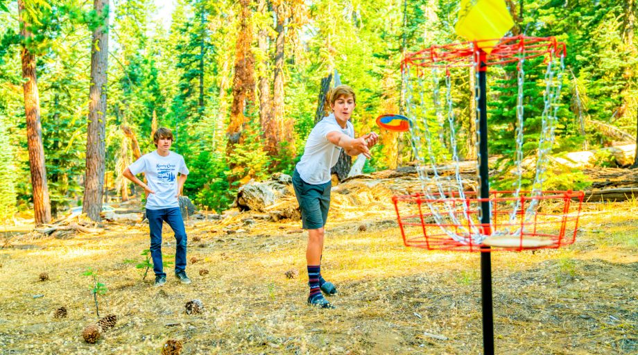 kids playing frisbee